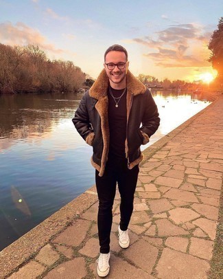 Какие высокие кеды носить с черной короткой дубленкой мужчине