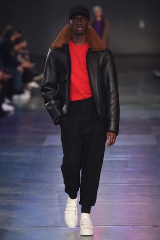 Какие низкие кеды носить с черной короткой дубленкой мужчине