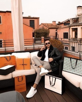 Какие низкие кеды носить с черной короткой дубленкой мужчине