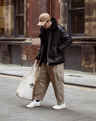 Какие низкие кеды носить с черной короткой дубленкой мужчине