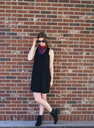 Какие ботильоны носить с черным платьем прямого кроя