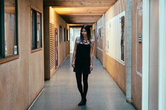 Какие ботильоны носить с черным платьем прямого кроя