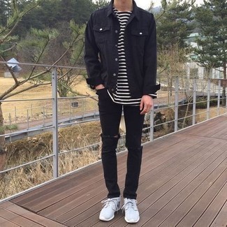 Как носить черную куртку-рубашку с черными джинсами мужчине