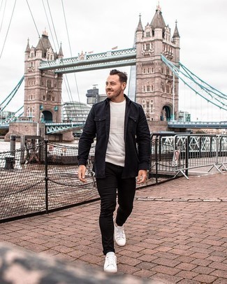 Как носить черную куртку-рубашку с черными джинсами мужчине