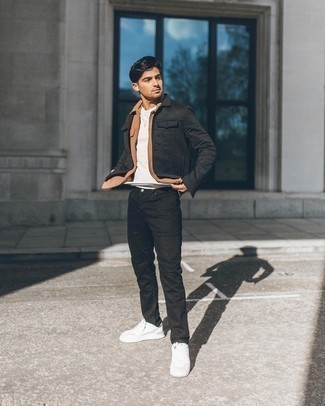 Как носить черную куртку-рубашку с черными джинсами мужчине