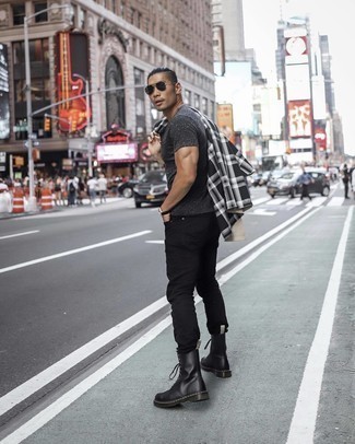 Как носить черную куртку-рубашку с черными джинсами мужчине