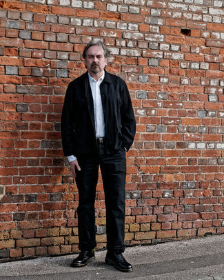 Как носить черную куртку-рубашку с черными кожаными повседневными ботинками мужчине