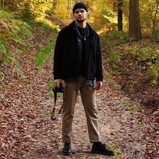 Какие джинсовые куртки носить с черной курткой-рубашкой мужчине