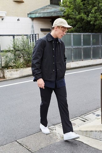 Какие джинсовые рубашки носить с черной курткой-рубашкой мужчине