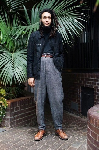 Как носить черную куртку-рубашку с серыми шерстяными брюками чинос