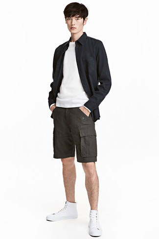 Какие высокие кеды носить с черной курткой-рубашкой мужчине