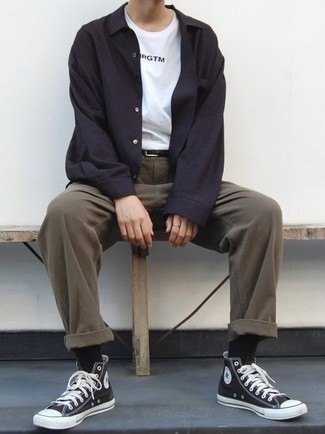 Какие высокие кеды носить с черной курткой-рубашкой мужчине