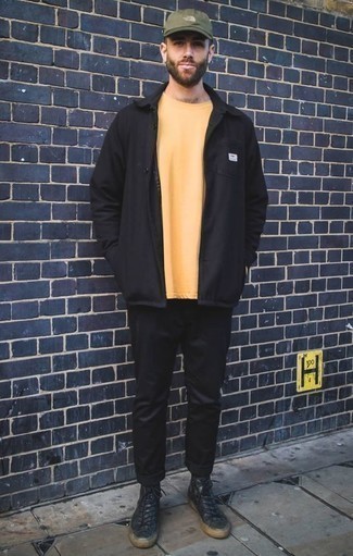 Какие высокие кеды носить с черной курткой-рубашкой мужчине