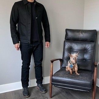 Какие джинсы носить с черной курткой-рубашкой мужчине