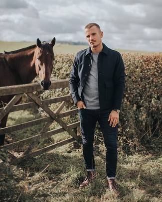 Какие джинсы носить с черной курткой-рубашкой мужчине