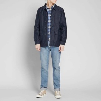 Какие джинсы носить с черной курткой-рубашкой мужчине