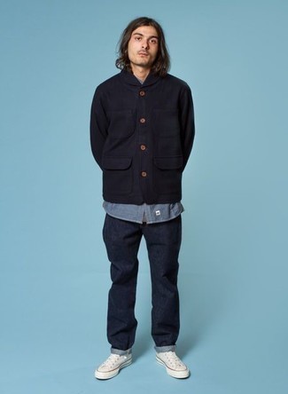 Какие джинсы носить с черной курткой-рубашкой мужчине