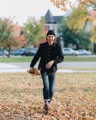 Какие джинсы носить с черной курткой-рубашкой мужчине