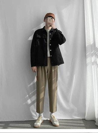 Как носить черную куртку-рубашку с светло-коричневыми брюками чинос