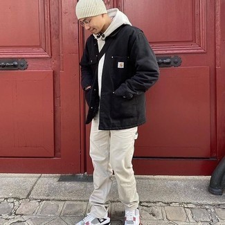 С чем носить черную куртку-рубашку мужчине