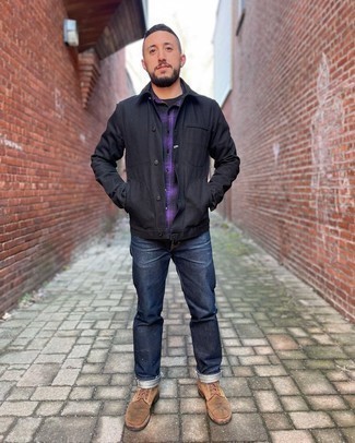 Как носить черную куртку-рубашку с темно-синими джинсами мужчине