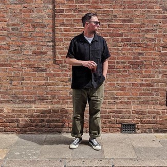 С чем носить черную рубашку мужчине лето