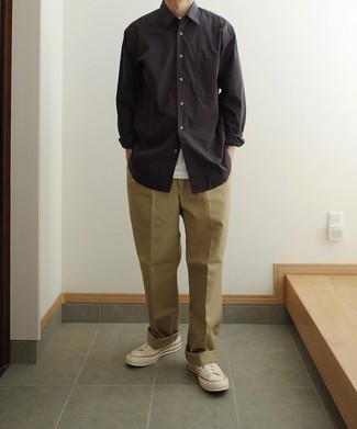 С чем носить черную рубашку мужчине лето