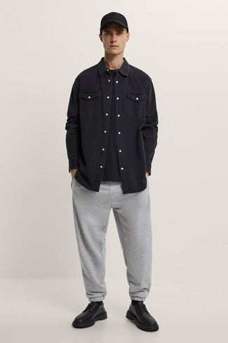 С чем носить черную рубашку в 20 лет мужчине