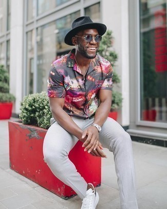 С чем носить черную рубашку мужчине лето