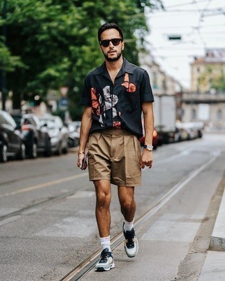 С чем носить черную рубашку мужчине лето