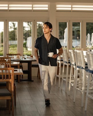 С чем носить черную рубашку мужчине лето