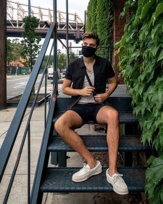 С чем носить черную рубашку мужчине лето