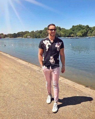 С чем носить черную рубашку мужчине лето