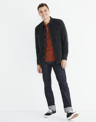 С чем носить черную рубашку в 20 лет мужчине