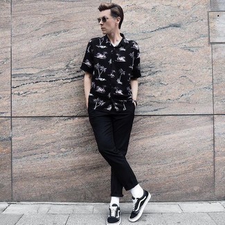 С чем носить черную рубашку мужчине лето