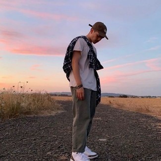 С чем носить черную рубашку в 20 лет мужчине