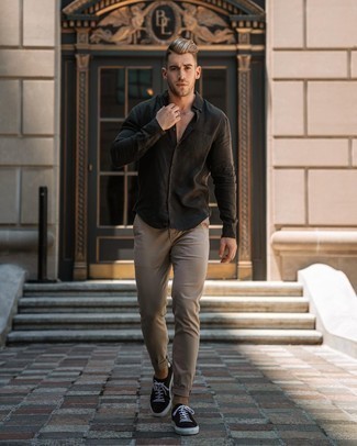 С чем носить черную рубашку мужчине лето