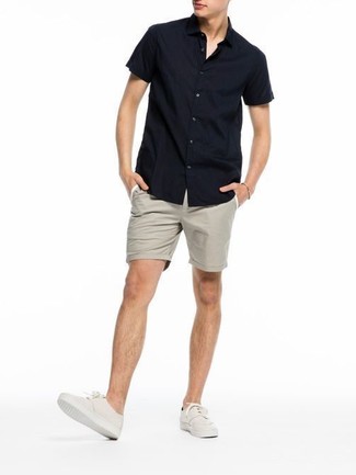 Какие плимсоллы носить с черной рубашкой с коротким рукавом мужчине