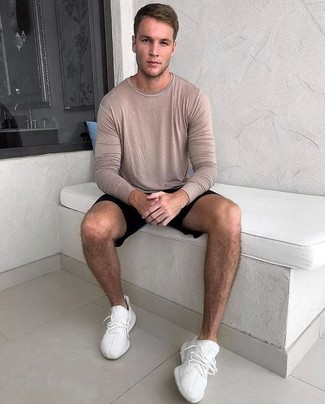 Какие кроссовки носить с черными шортами мужчине