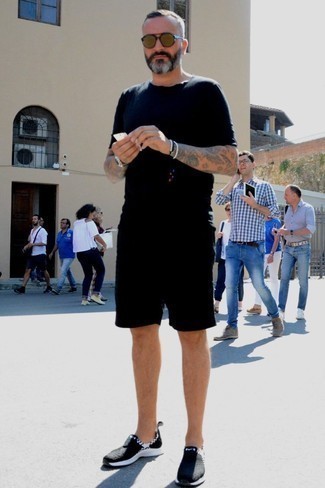 Какие кроссовки носить с черными шортами мужчине