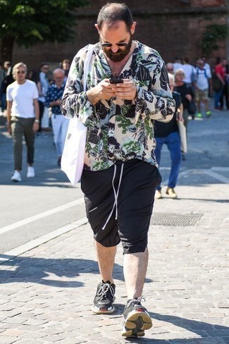 Какие кроссовки носить с черными шортами мужчине