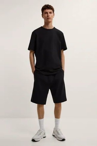 Какие кроссовки носить с черными шортами мужчине