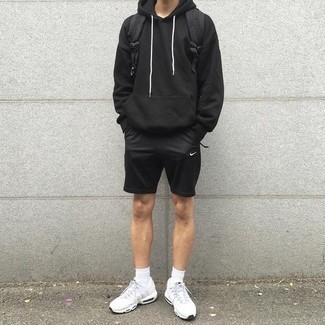 Какие кроссовки носить с черными шортами мужчине