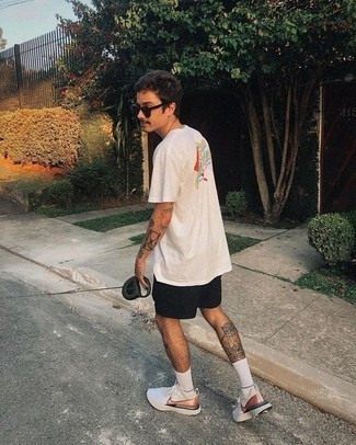 Какие кроссовки носить с черными шортами мужчине