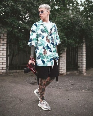 Какие кроссовки носить с черными шортами мужчине