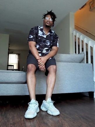 Какие кроссовки носить с черными шортами мужчине