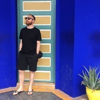 Как носить черные шорты с черными сланцами мужчине