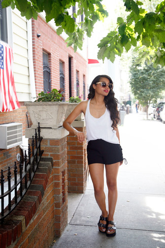 Как носить черные шорты с черными кожаными сандалиями на плоской подошве