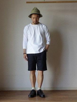 Как носить черные шорты с черными кожаными монками