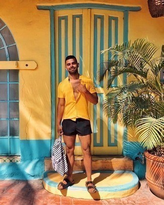 Как носить черные шорты с черными кожаными сандалиями мужчине